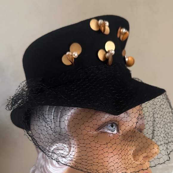 SOPHISTICATED 1930s\' BLACK FELT HAT WITH TALL CROWN, GOLD DISKS, PEARLS & VEIL main image 11